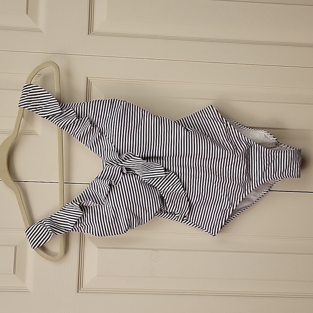 Nip Tuck pinstripe bathing suit sewn in cups body shaping tummy control size 4